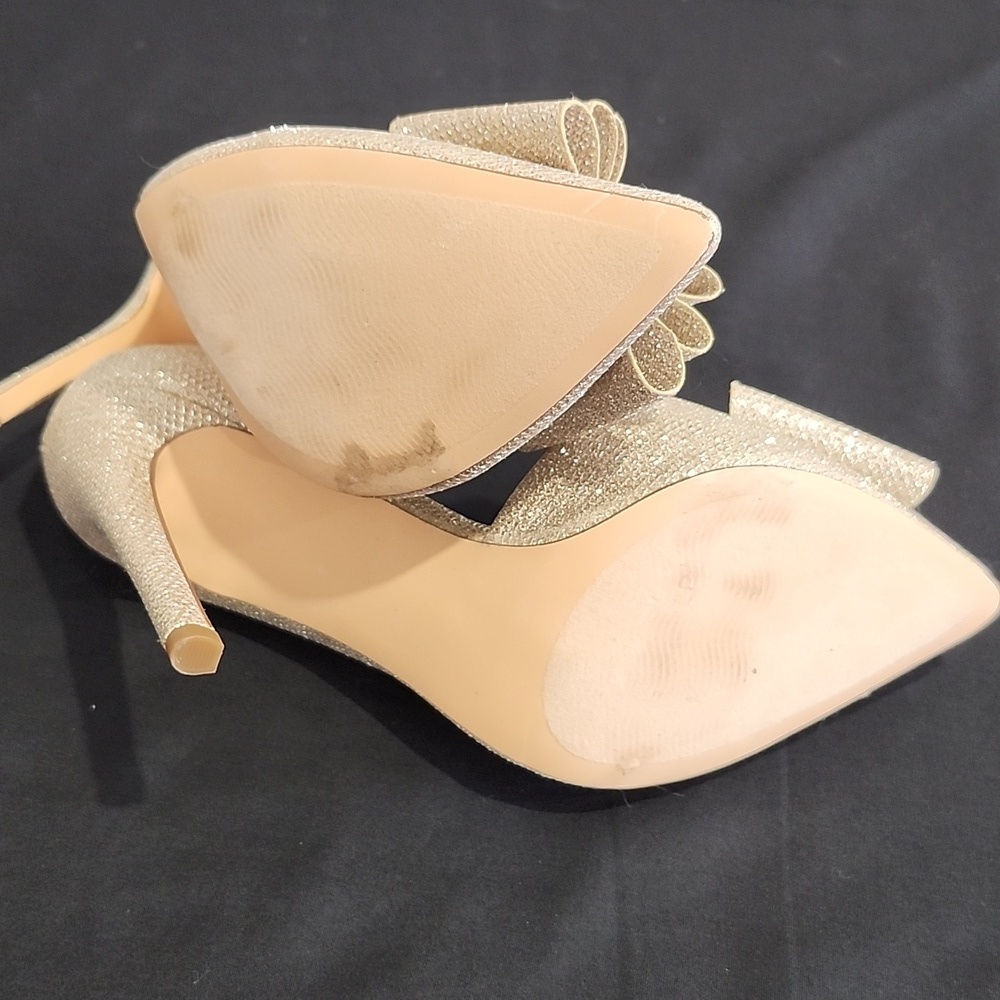 Betsey Johnson Prince Gold Glitter 4" Heel D'Orsay Pump with Bow Accent Size 6.5 - Picture 5 of 7